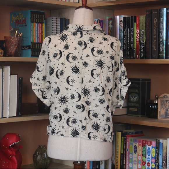 Hot Topic Off-White Celestial Button-Up Top - Picture 4 of 6